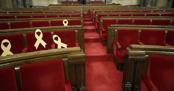 Foto: Lazos amarillos en el Parlament de Cataluña. (Efe)