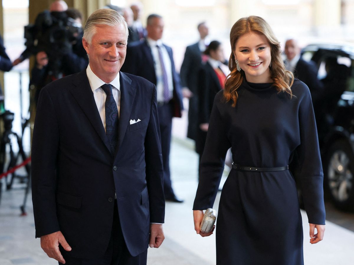 Foto: Elisabeth de Bélgica junto a su padre, Felipe, en la recepción de hoy. (Reuters)