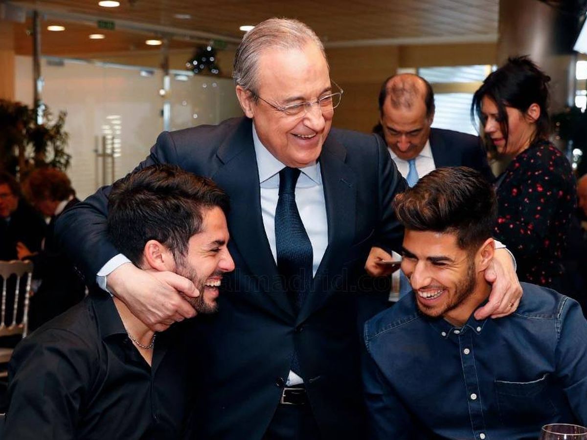 Foto: El presidente del Real Madrid saluda cariñosamente a Isco y Asensio. (EFE)