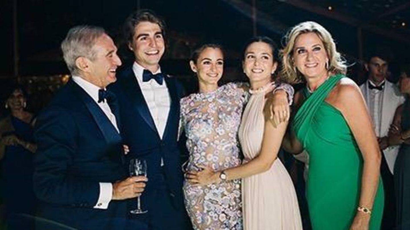 Alberto Palatchi y Susana Gallardo, con sus tres hijos. (Instagram)