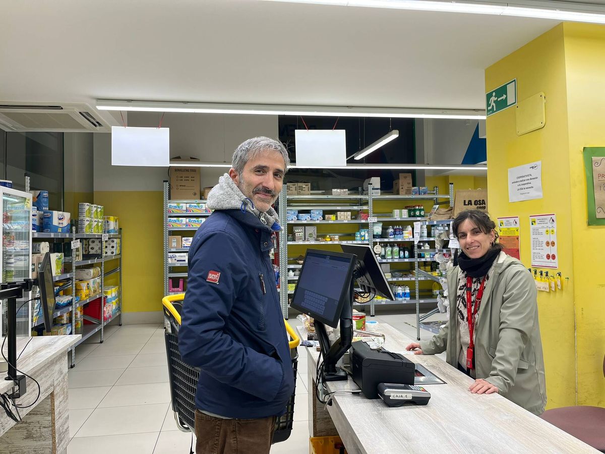 Foto: Arantxa y Rubén, a veces cajeros, a veces clientes. (A.F.)