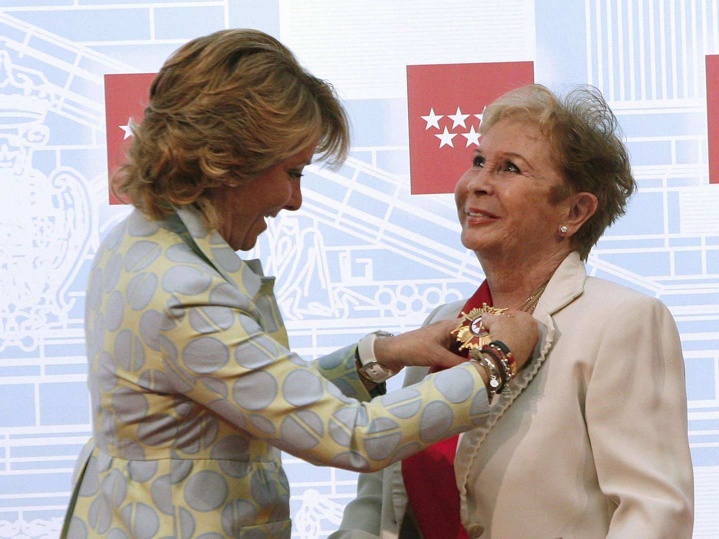 Lina Morgan al recibir la medalla de la Comunidad de Madrid. (EFE)