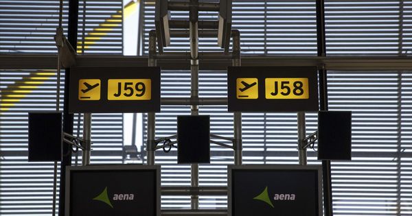 Foto: Logo de Aena en las pantallas de la T4 del aeropuerto Adolfo Suárez-Madrid Barajas. (Reuters)