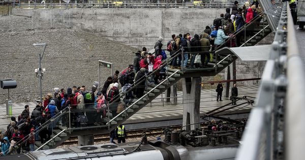 Foto: Refugiados procedentes de Dinamarca a su llegada a la estación de Malmo, Suecia. (Reuters) 