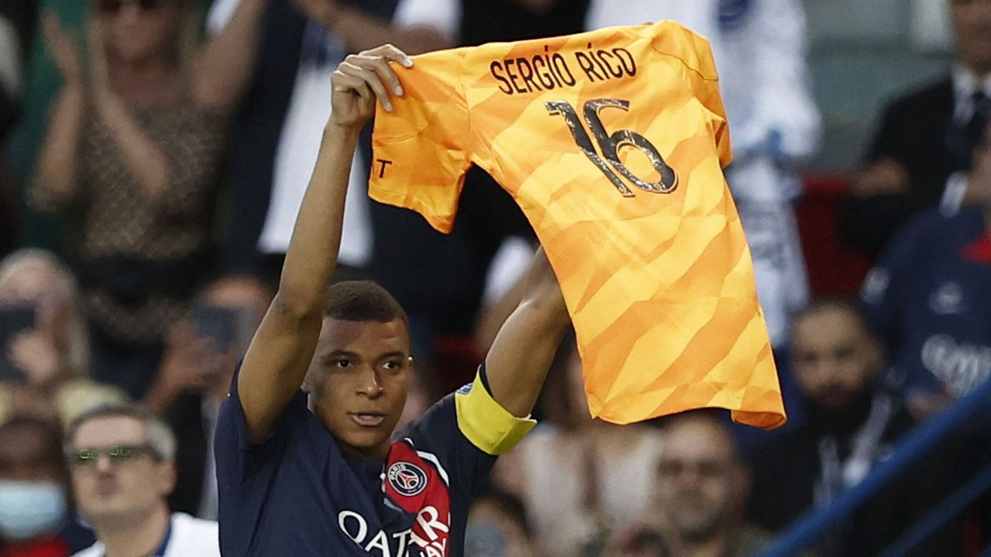 El jugador y compañero de Sergio, el capitán del PSG, Kylian Mbappé, celebra un gol con la camiseta del guardameta en el partido  homenaje hecho a su amigo. (Reuters/Benoit Tessier)
