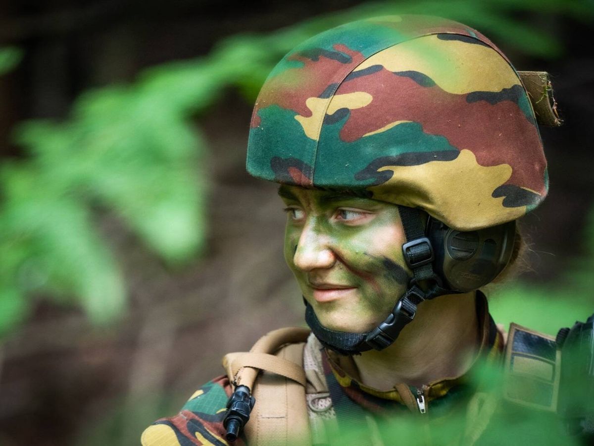 La imagen más insólita de Elisabeth de Bélgica: uniforme, armas y rostro  camuflado