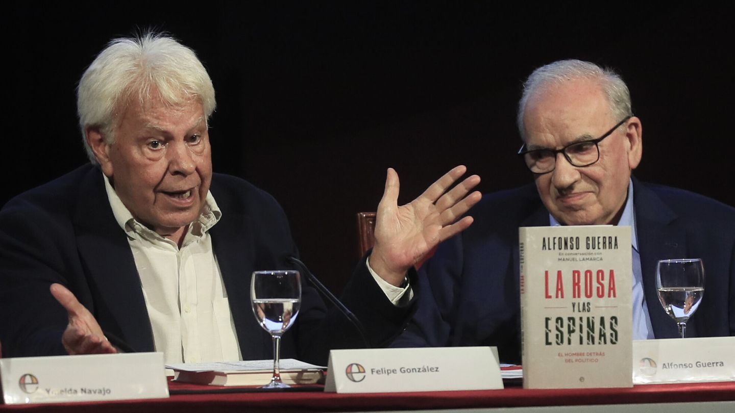 Alfonso Guerra y Felipe González durante la presentación del libro 'La rosa y las espinas: El hombre detrás del político'. (EFE/Fernando Alvarado)