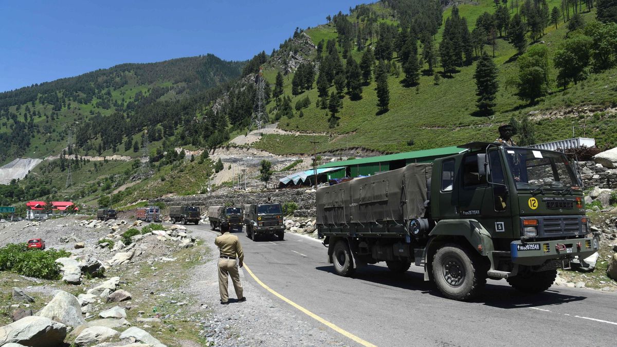 China despliega un gran número de tropas y armas en la frontera con India