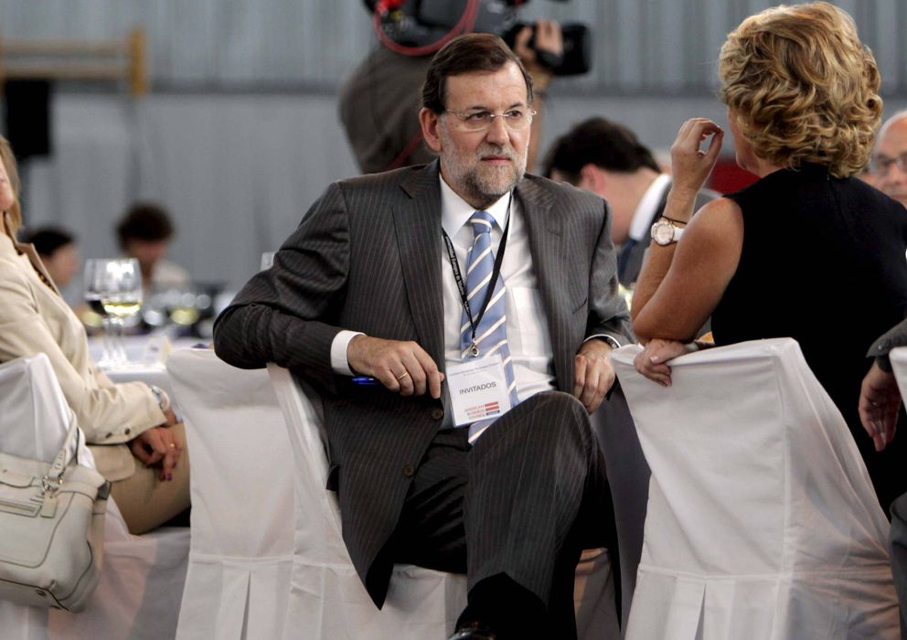 Foto: El presidente del Gobierno, Mariano Rajoy, conversa con Esperanza Aguirre. Al fondo, María Dolores de Cospedal. (EFE)