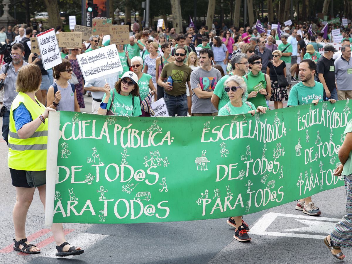 Foto: Manifestantes de la Marea Verde en una manifestación en Madrid. (EFE/Kiko Huesca)
