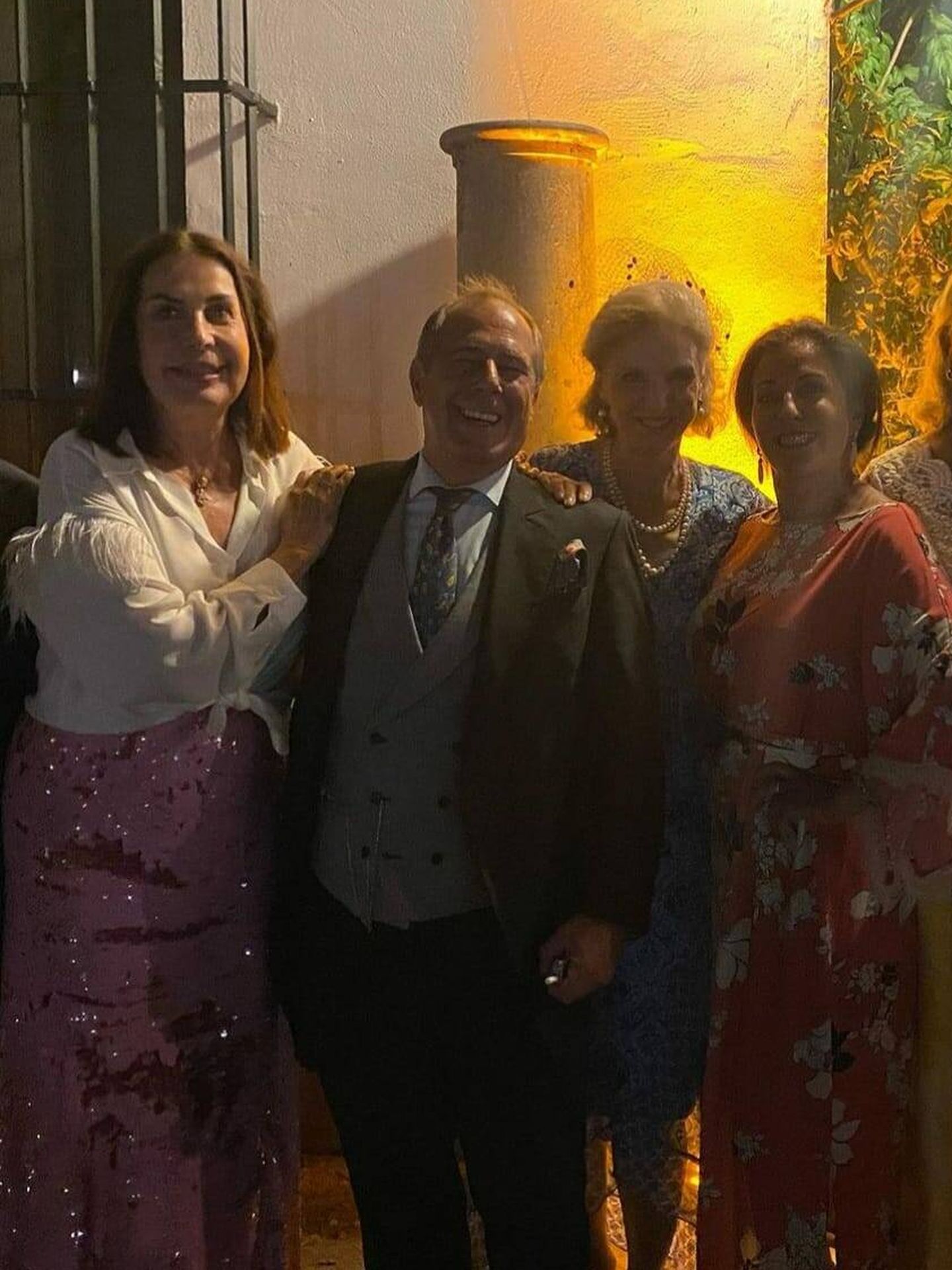 Carmen Martínez-Bordiú con otros invitados a la boda. (Redes sociales/@jmcarrillodealbornoz)