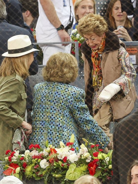 La reina Sofía junto a la infanta Elena saludando a Piru Urquijo (Gtres)