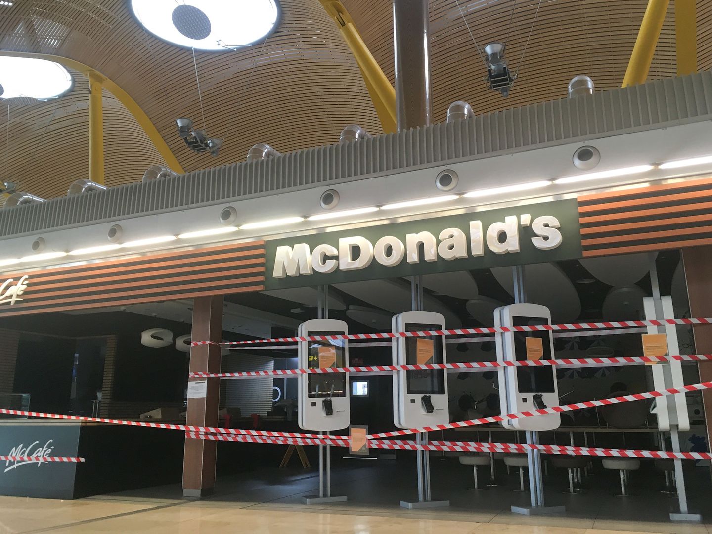 Restaurantes del aeropuerto de Barajas cerrados por el impacto del covid.
