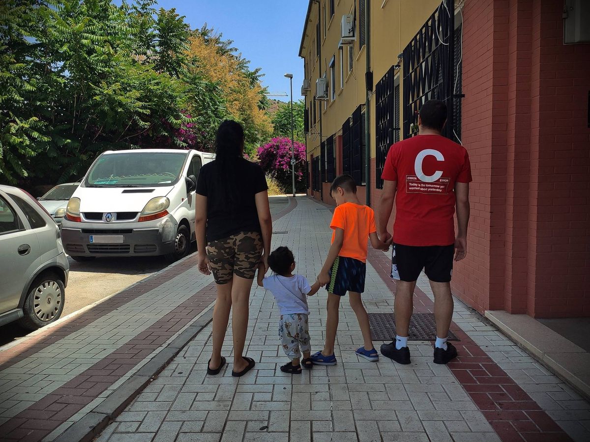Foto: Coral, Yeray, Thiago y Jesús, el pasado jueves al mediodía, junto al portal de su casa del barrio de la Cruz Verde de Málaga. (Remitida)