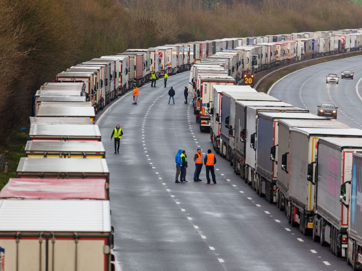 Foto: Camiones bloqueados en Dover (Reino Unido) por el cierre de la frontera de Francia con el país, el 23 de diciembre. (EFE)