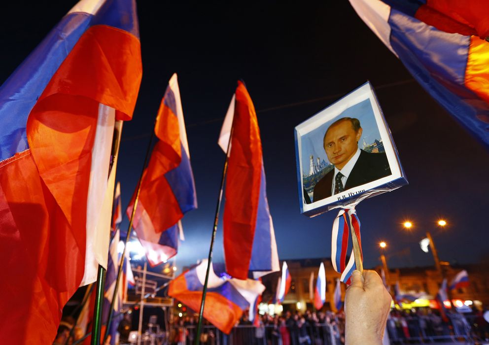 Foto: Ciudadanos de Crimea celebran el resultado del referéndum soberanista con un retrato de Putin en Simferópol (Reuters).