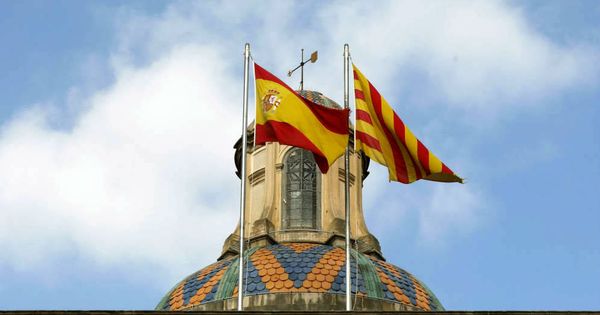 Foto: Fachada de la Generalitat de Cataluña con la bandera española y la catalana. (EFE)