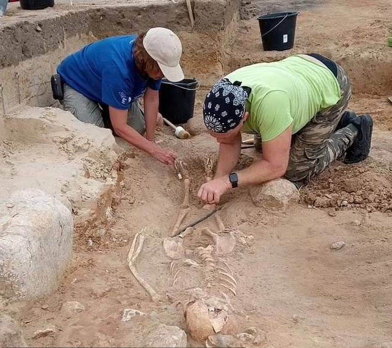 Dos arqueólogos, desenterrando el cadáver del niño vampiro encontrado en Polonia. (Departamento de Arqueología, Universidad Nicolaus Copernicus)
