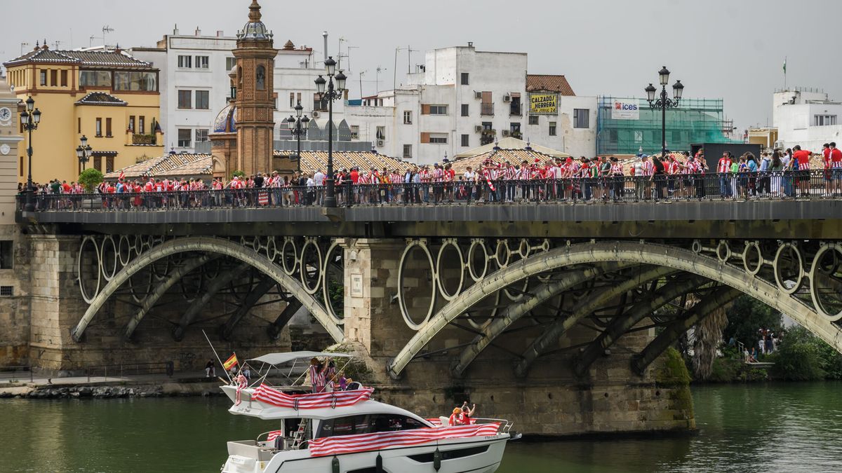 El grupo de quijotes que advierte que "Sevilla se muere" entre turistas, bares y finales de Copa