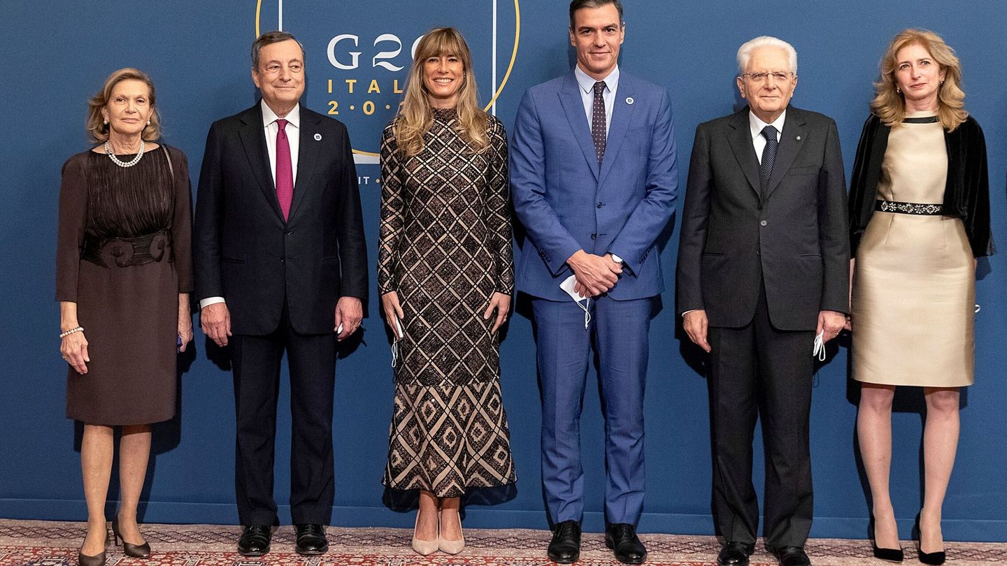 Begoña Gómez y Pedro Sánchez junto al primer ministro italiano, Mario Draghi, el presidente italiano, Sergio Mattarella, y sus respectivas esposas, durante la cena de gala celebrada tras la Cumbre del G20. (EFE)