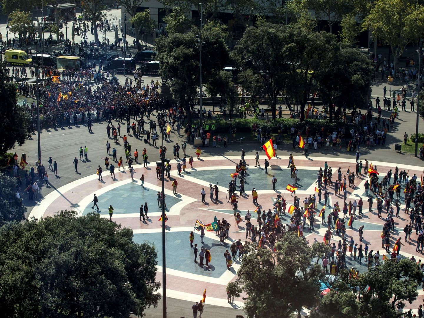 Mossos d'Esquadra ante los manifestantes independentistas durante la mañana del sábado. (EFE)