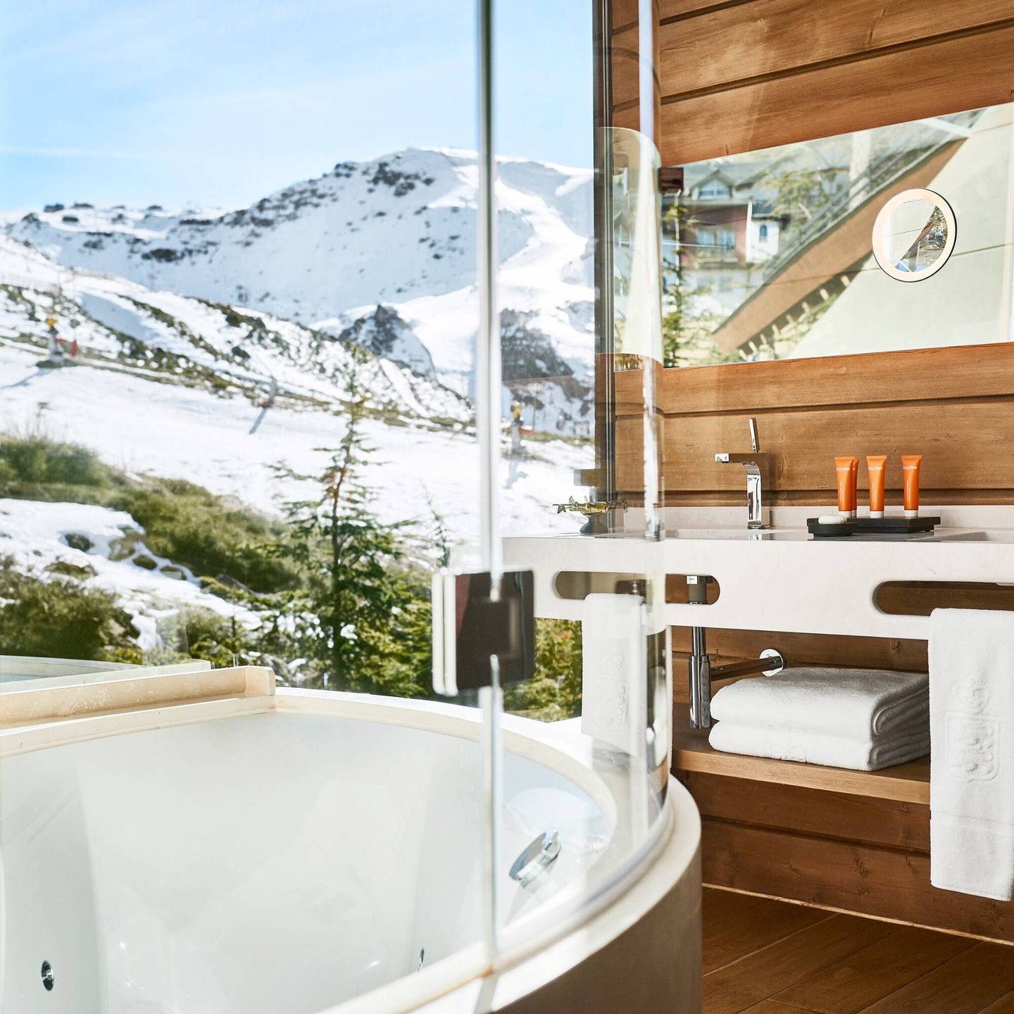 The Lodge ofrece placeres tan inusuales como tomarse un baño encima de las pistas de esquí. (Cortesía)