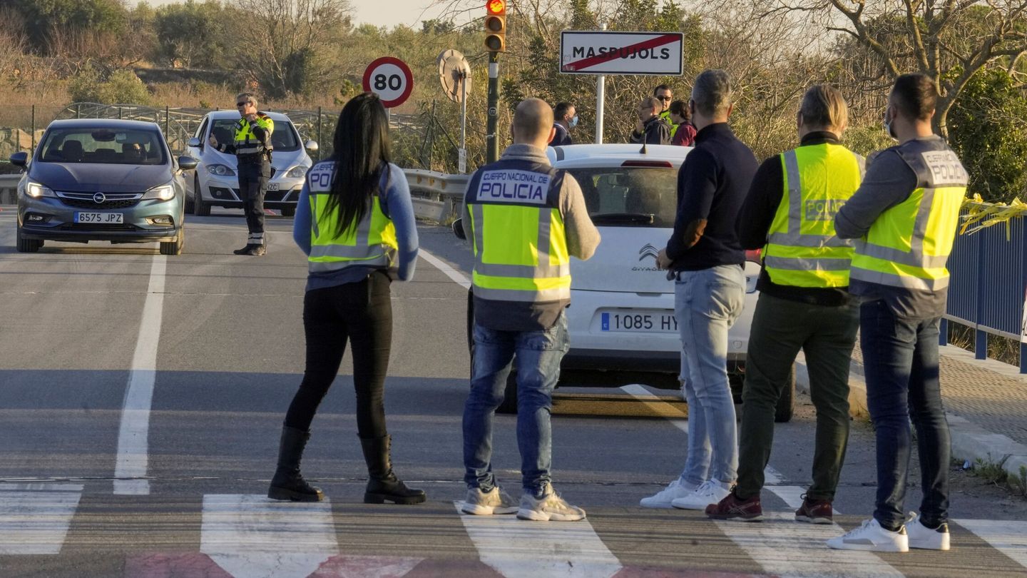 Agentes de los Mossos d'Esquadra y del CNP establecen un control policial en la población de Maspujols (Tarragona) a unos kilómetros de donde los Mossos d'Esquadra redujeron al autor del tiroteo. (EFE/Enric Fontcuberta)