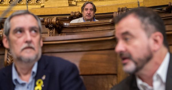 Foto: Juanjo Puigcorbé sentado como regidor no adscrito en el Ayuntamiento de Barcelona, lejos de sus antiguos compañeros Alfred Bosch y Jordi Coronas. (EFE)