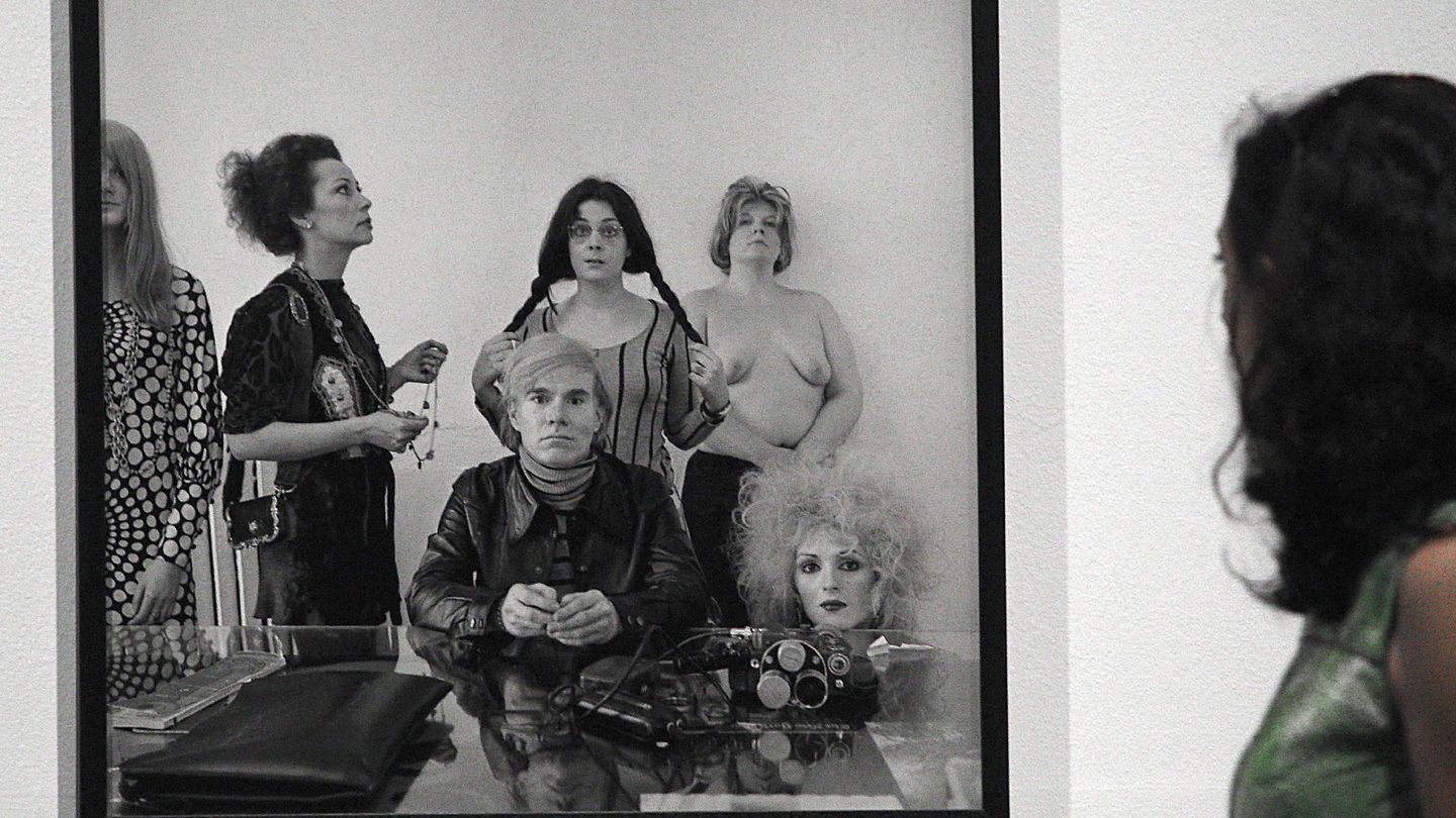 Algunos de los artistas que transitaron por la Factory de Warhol en una exposición fotográfica. (EFE)