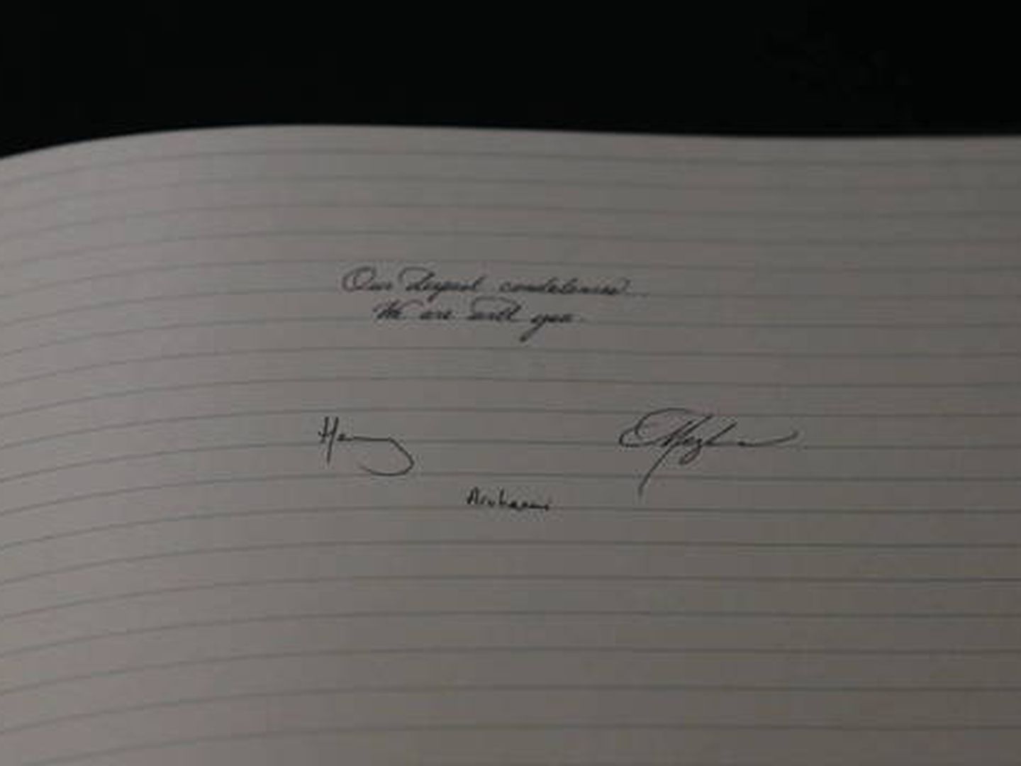 Firma de Meghan, a la derecha, al lado de la firma de Harry que aparece a la izquierda, en un libro de condolencias para la Casa de Nueva Zelanda. 