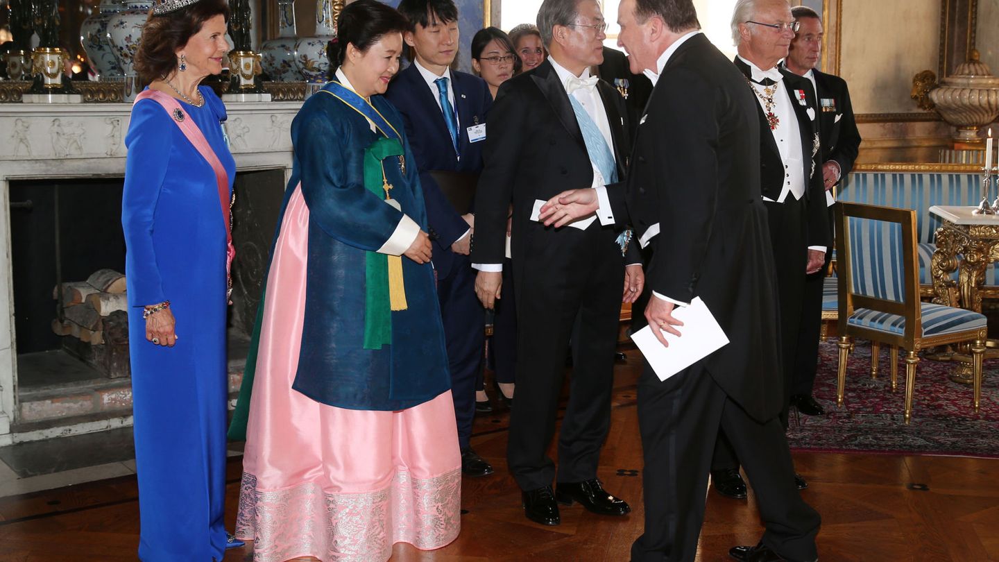 La reina Silvia en la cena de gala en honor del presidente de Corea del Sur y la primera dama. (Reuters)