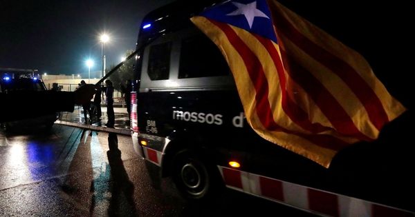 Foto: Furgonetas de los Mossos salen de la cárcel de Lledoners para trasladar a los presos soberanistas a Madrid. (EFE)