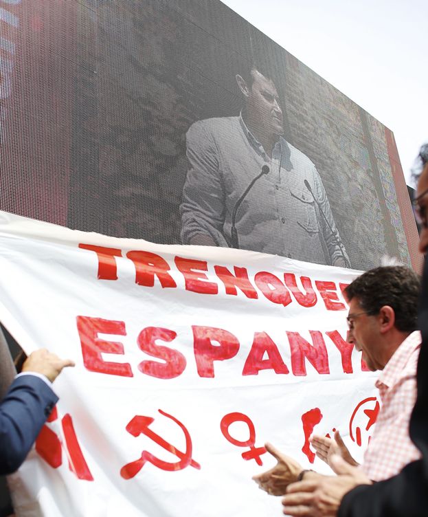 Foto: Espontáneos con la pancarta de "Romper España". (EfE)