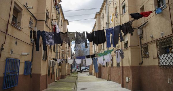 Foto: Ropa tendida en un barrio de Madrid. (Reuters)
