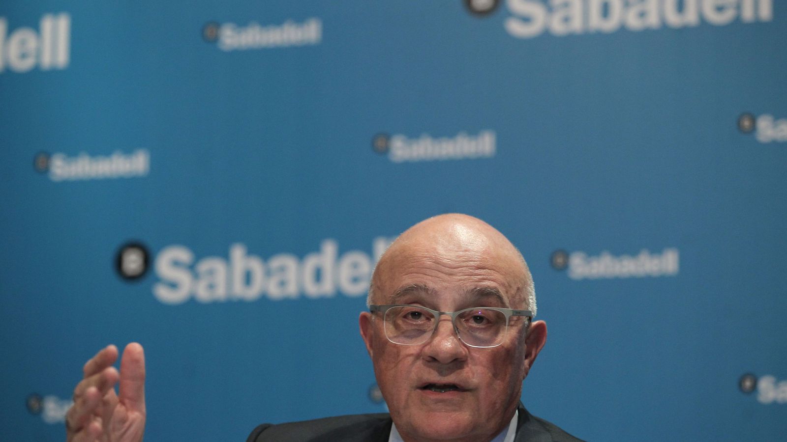 Foto: El presidente del Banco Sabadell, Josep Oliu Creus, en una fototografía de archivo. (Efe) 