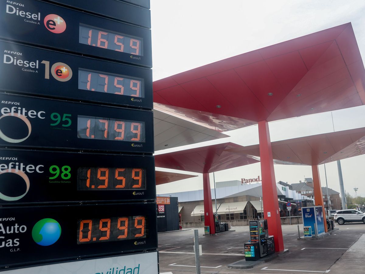 Foto: Los precios del carburante el pasado 22 de marzo en una gasolinera madrileña. (Europa Press/Ricardo Rubio)