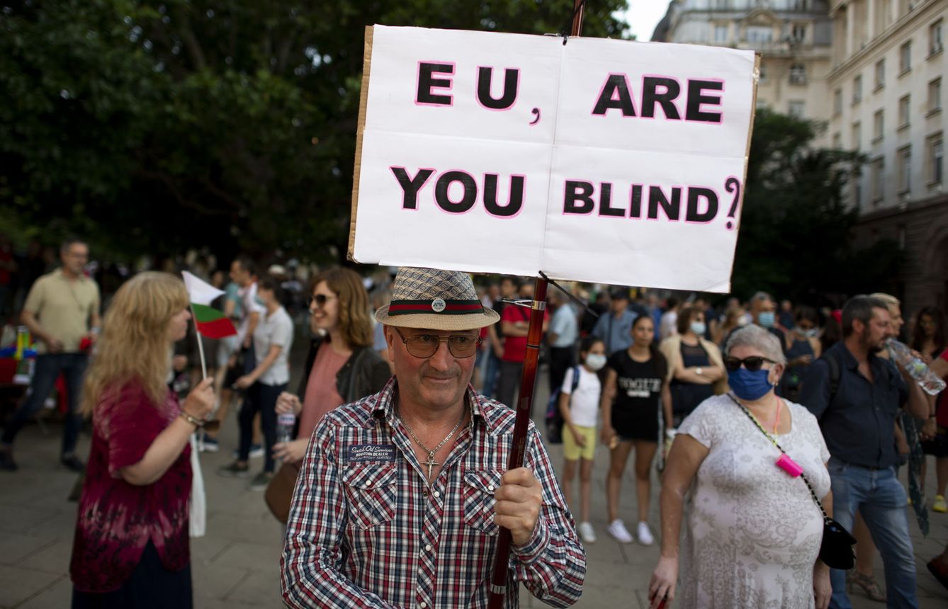 Manifestantes búlgaros con un cartel que dice 'UE, ¿estás ciega?'. (Reuters)