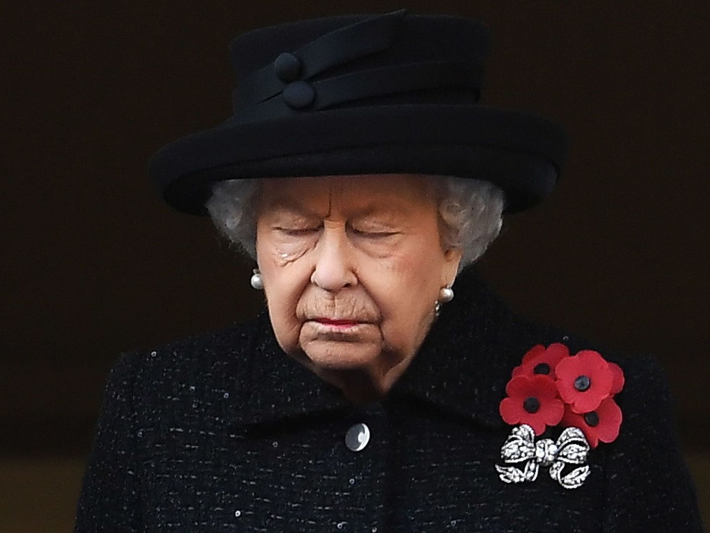 La reina ofreciendo sus respetos a los caídos. (EFE)