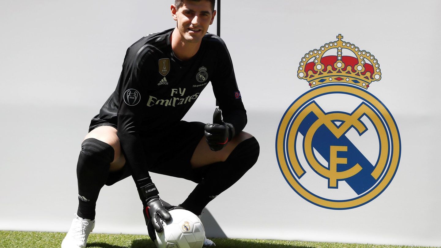 Courtois posa con el escudo del Real Madrid. (Efe)