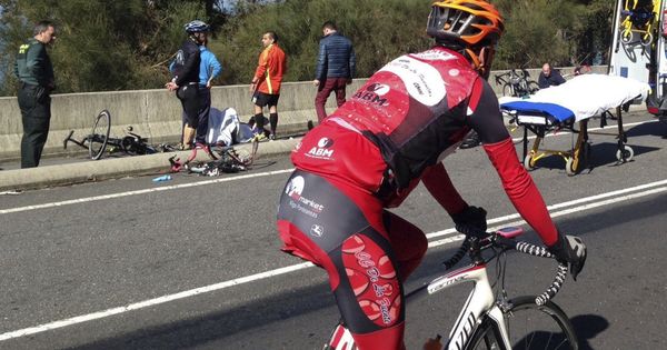 Foto: Foto de archivo de un accidente con ciclistas implicados en Galicia. (EFE)