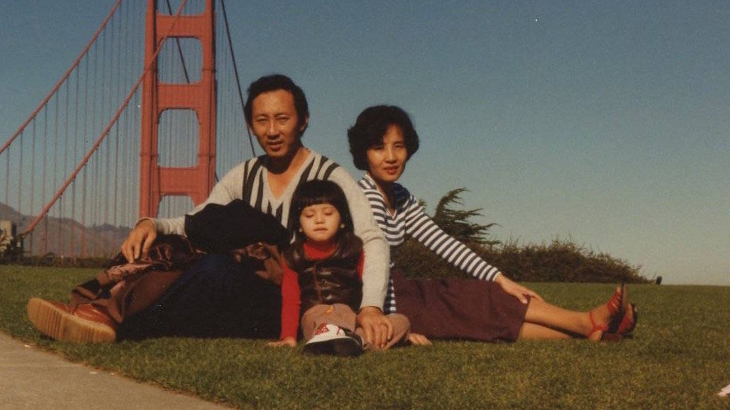 Julie con sus padres, al llegar a California.