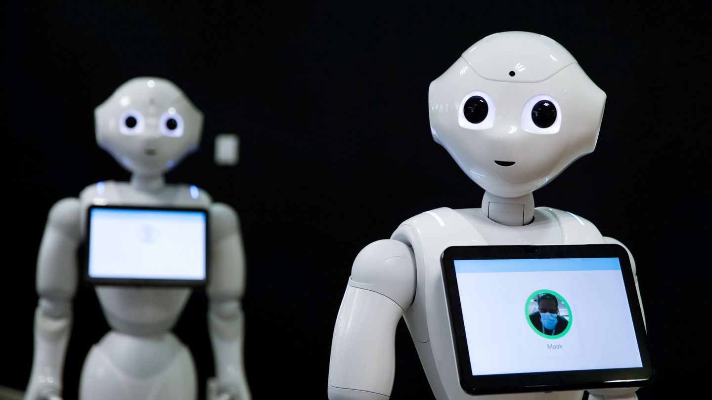 Pepper, robot humanoide creado por SoftBank durante la pandemia (Reuters)