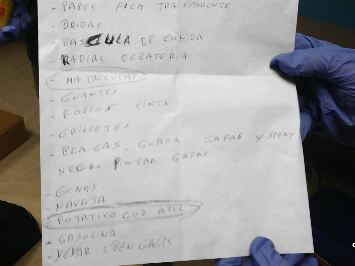 Foto: Una lista de materiales encontrada en los registros. (Guardia Civil)