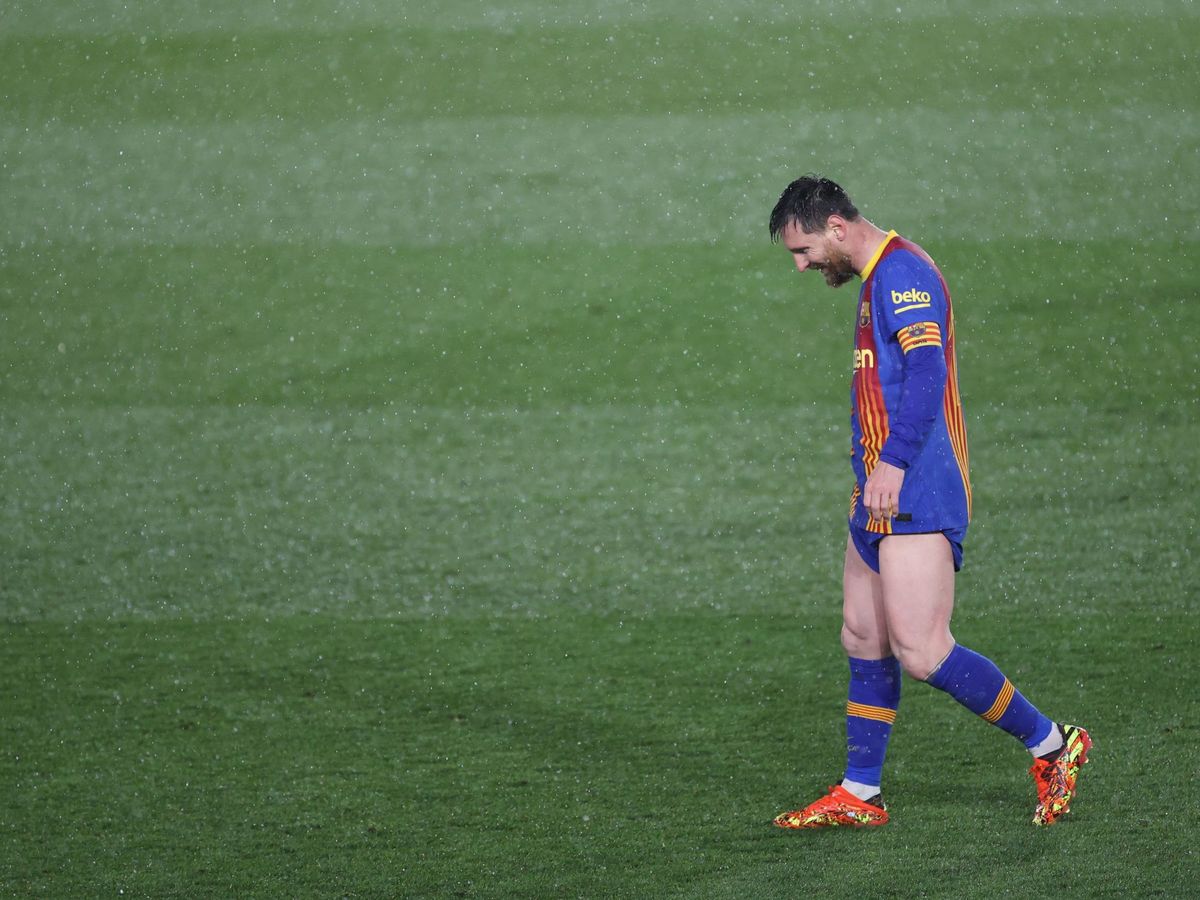 Foto: Leo Messi camina cabizbajo y desesperado durante el partido ante el Real Madrid. (EFE)