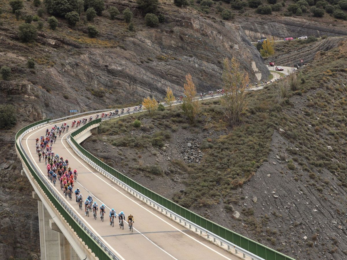 Foto: Imagen de archivo de una etapa de la Vuelta a España. (EFE/Kiko Huesca)