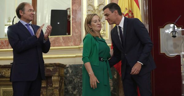 Foto: Pedro Sánchez besa a Ana Pastor ante el presidente del Senado, Pío García-Escudero, el pasado 6 de septiembre. (EFE)