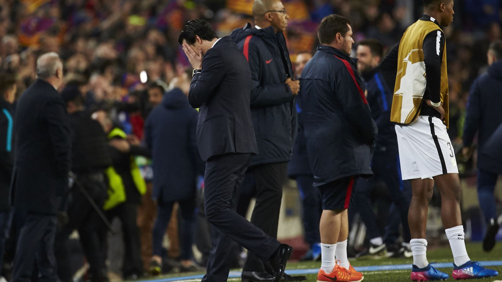 Foto: Unai Emery se lleva las manos a la cara tras uno de los goles del Barcelona (Alejandro García/EFE)