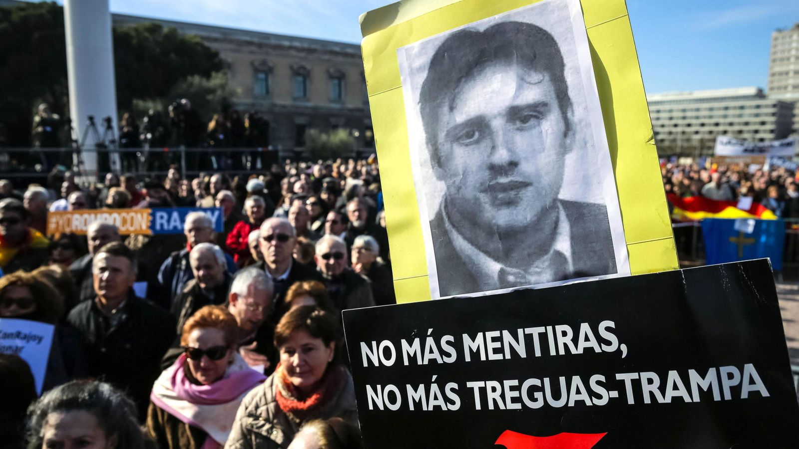 Foto: Protesta de la AVT por las promesas incumplidas del Gobierno a las víctimas. (EFE)