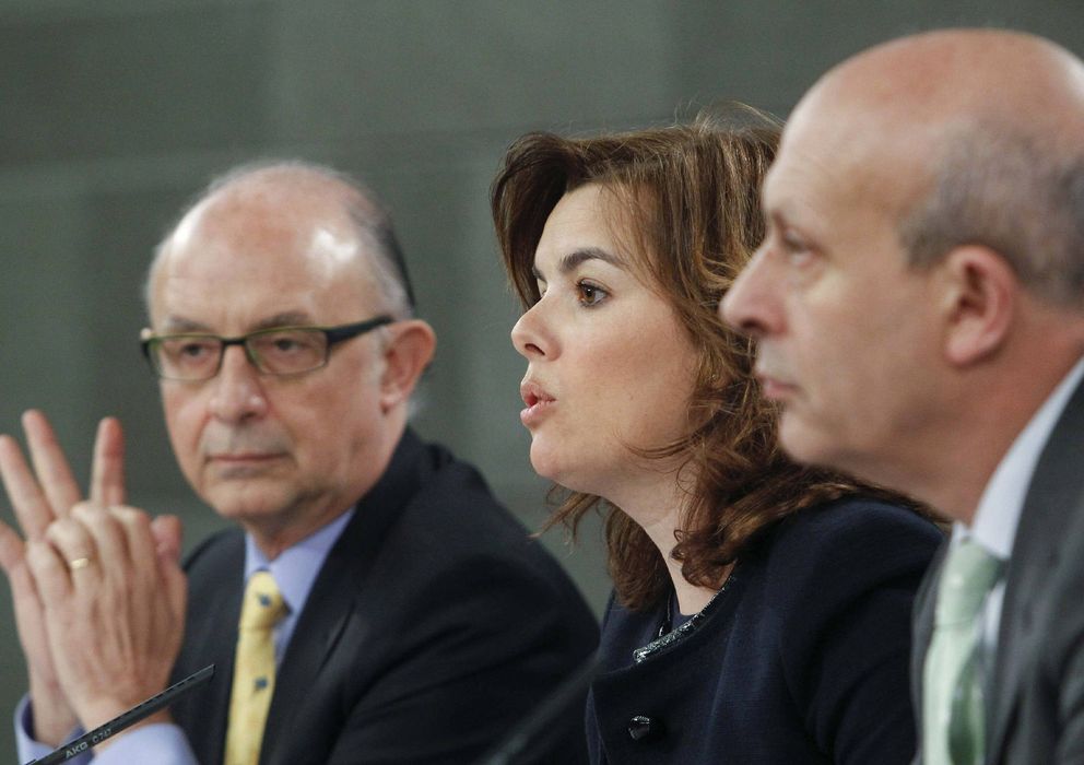 Foto: Montoro, Sáenz de Santamaría y Wert en una rueda de prensa. (EFE)