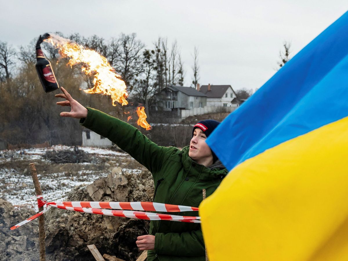 Foto: Un civil tira un cóctel molotov en Zhitomir. (Reuters/Viacheslav Ratynskyi)